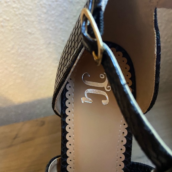 Journee Collection black leather t-strap shoes 7 - Picture 5 of 6